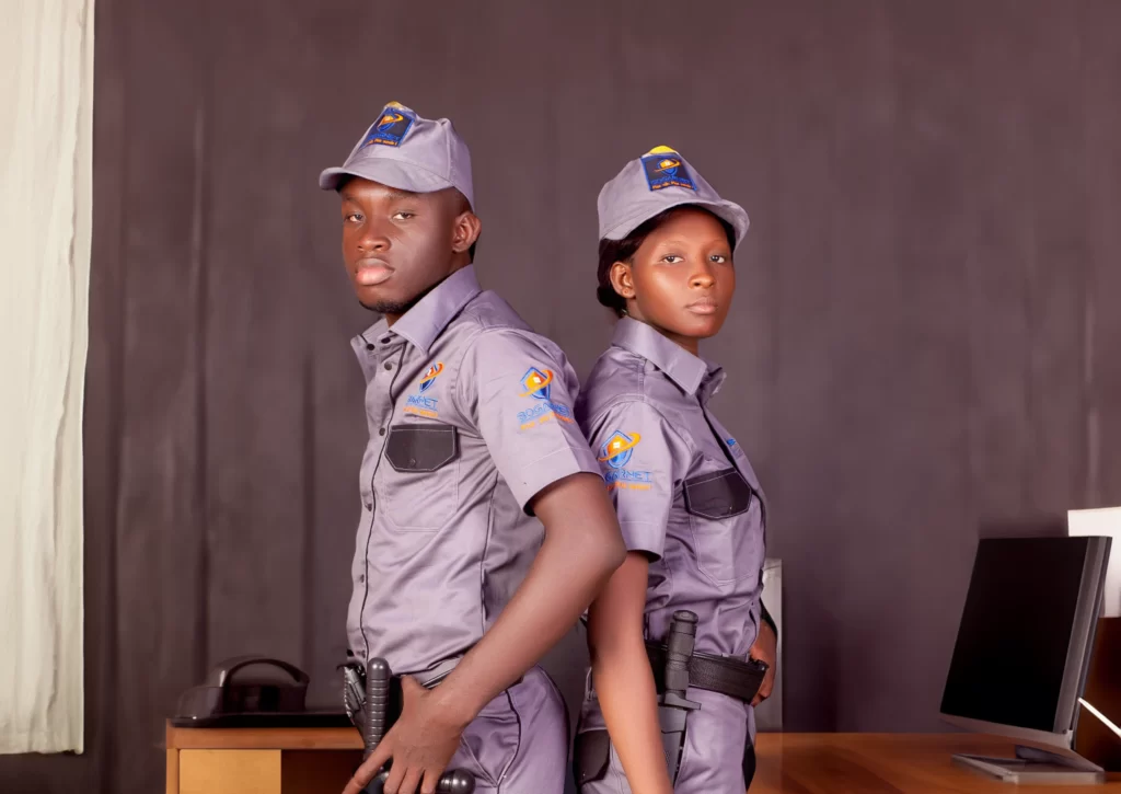 Agents de sécurité - Sogarnet Homme et Femme Africains